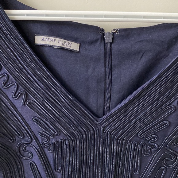 Anne Klein shift dress sleeveless v neck navy with silk corded embroidery trim - Picture 3 of 5